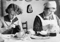 Mor, Åsta Helene Kverneland (1904 - 1998) lærer opp dottera 