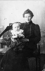 Ingeborg Marie Fjermestad f. Aasland (1878 - ) med eldste so