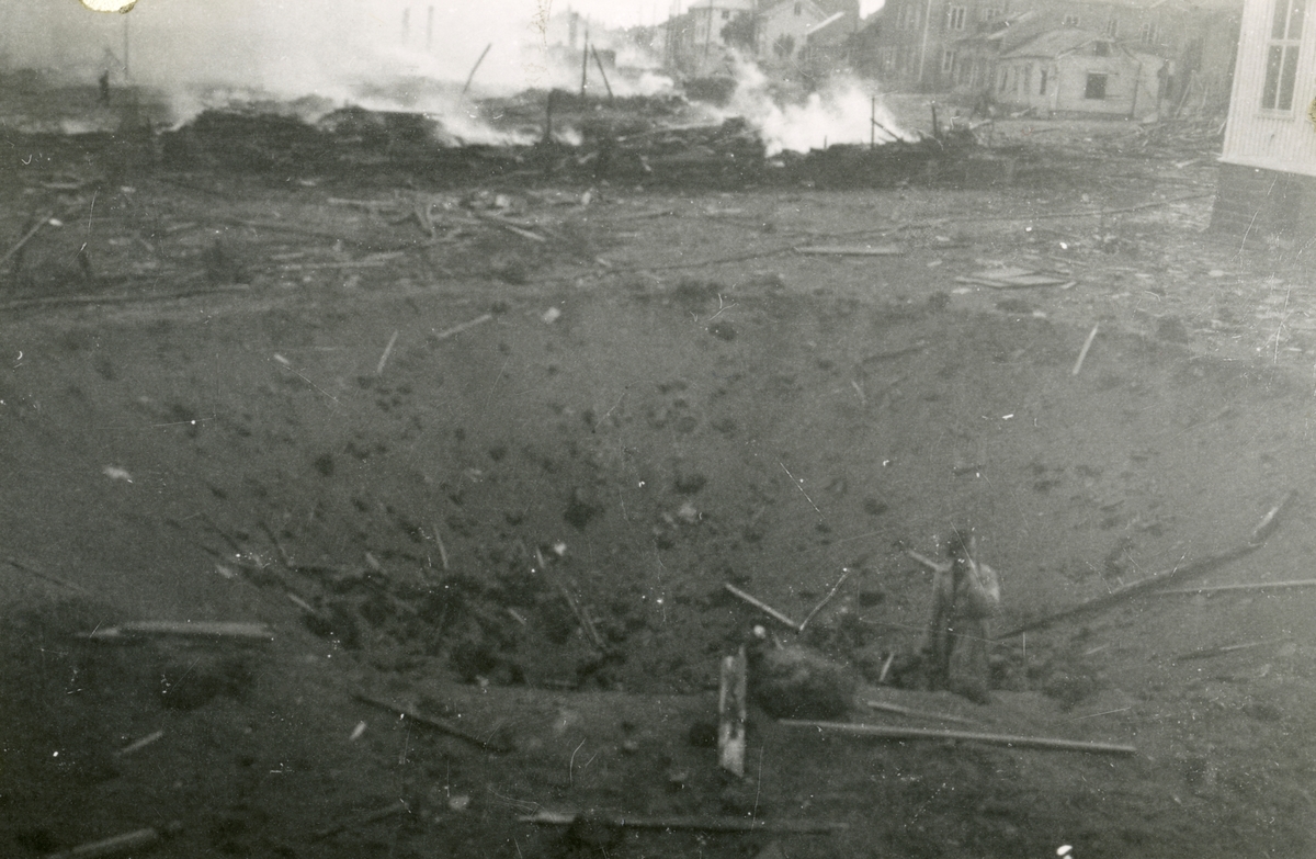 Bombekrater foran skolen i Vadsø etter storbombingen 23. august 1944.