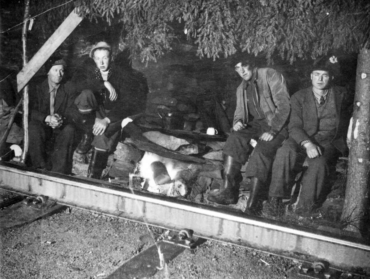 Repro: Borgervakt ved jernbanesporet i Ensbybergan i 1942