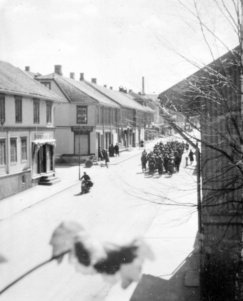 Repro: Tyske soldater på marsj i Storgata, Lillehammer.