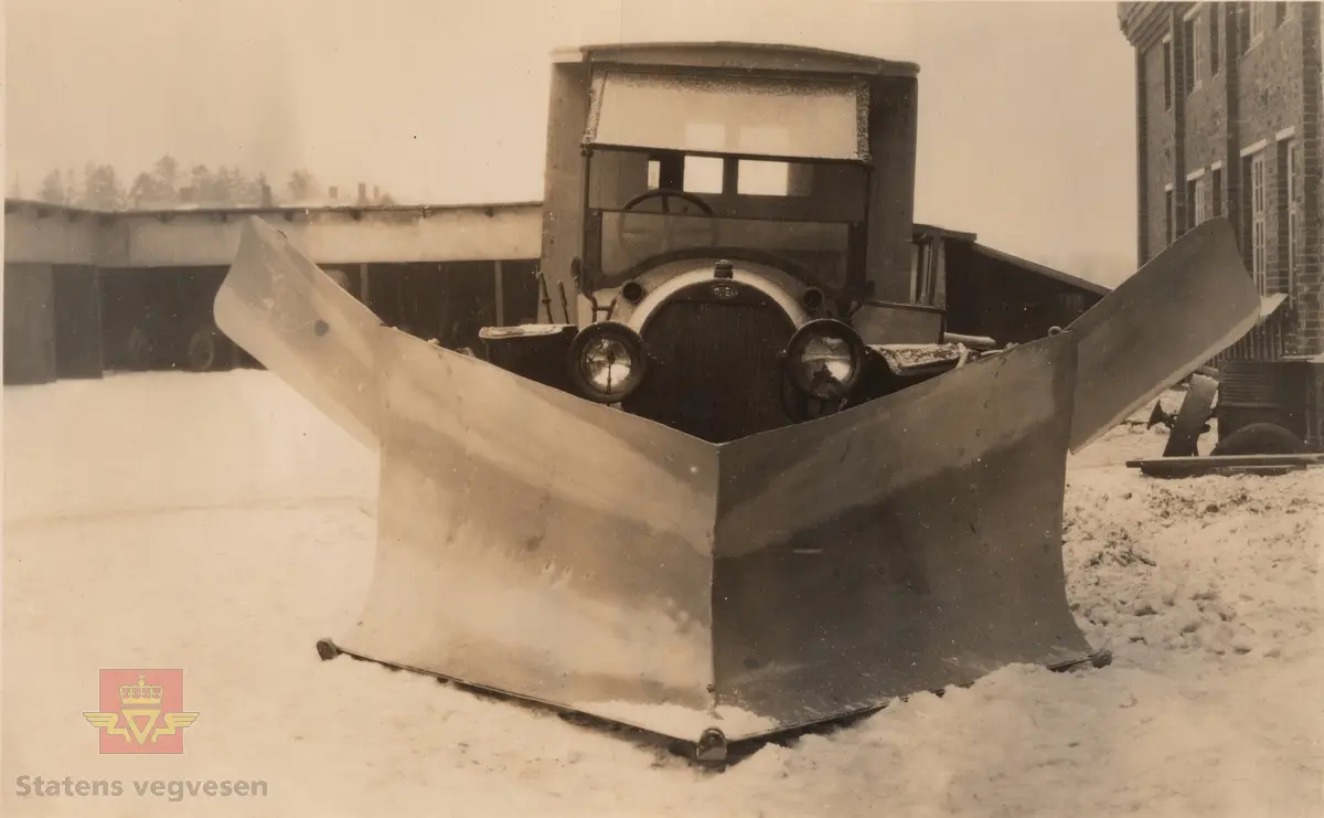 Bilde 1 og 2) Tekst som medfølger bildet: "Fotografier innkommet med Øveraasens skrivelse av 9/12-1927. Forplog med rømmevinger levert Gausdal Bilselskap. Plogen er 2,3 meter bred. 65 cm Foran, 1 meter bak hvor rømmevinger påsettes". 
Øveraasens forplog med rømmevinger påmontert Opel lastebil.  Opel var uvanlig som lastebil i Norge så tidlig, dette er en bil produsert før 1925.  Opplysninger til kjøretøyet gitt av Asbjørn Rolseth. 
Bilde 3) Bilde med tekst av Øveraasen skrivelse 9-12-1927.
Bilde 4) Dette er bilde fra album "Snebrøyting" 1918-1934 som er merket: "Øveraasens nye forplog og sideplog. Elverum 14.03.1928. Bemerk: Rømmmeving på forplogen." Mange menn er med på prøveforsøk av den nye plogen. 
Bilde 5) Bilde med tekst fra Øveraasens nye forplog og sideplog. Elverum 14-3-1928. 
Se NVM 00-F-33454 Relasjon og relaterte objekter  lenger ned på siden. Her står også opplysninger om lastebilen. 

Ref. til "Meddelelser fra Veidirektøren", Nr. 10- og Nr. 11-1931: "Snerydningen på våre veier vinteren 1930-1931". 
Ref. til "Meddelelser fra Veidirektøren", Nr. 3-1930,  "Snebrøytingsforsøk med 6-hjulere," av overingeniør N. Saxegaard.