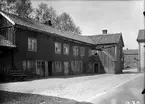 Östermalm 3, Målargatan 11 i Jönköping, fotograferad från Odengatan år 1904. Husen revs strax därefter och den parkliknande tomt som fanns framför Nya missionshuset skapades.