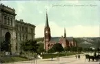 Vykort med motiv över Allmänna läroverket och Gustav Adolfs kyrka i Sundsvall.