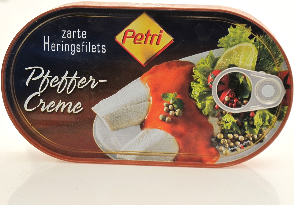 Sildefileer med rød saus og salat.