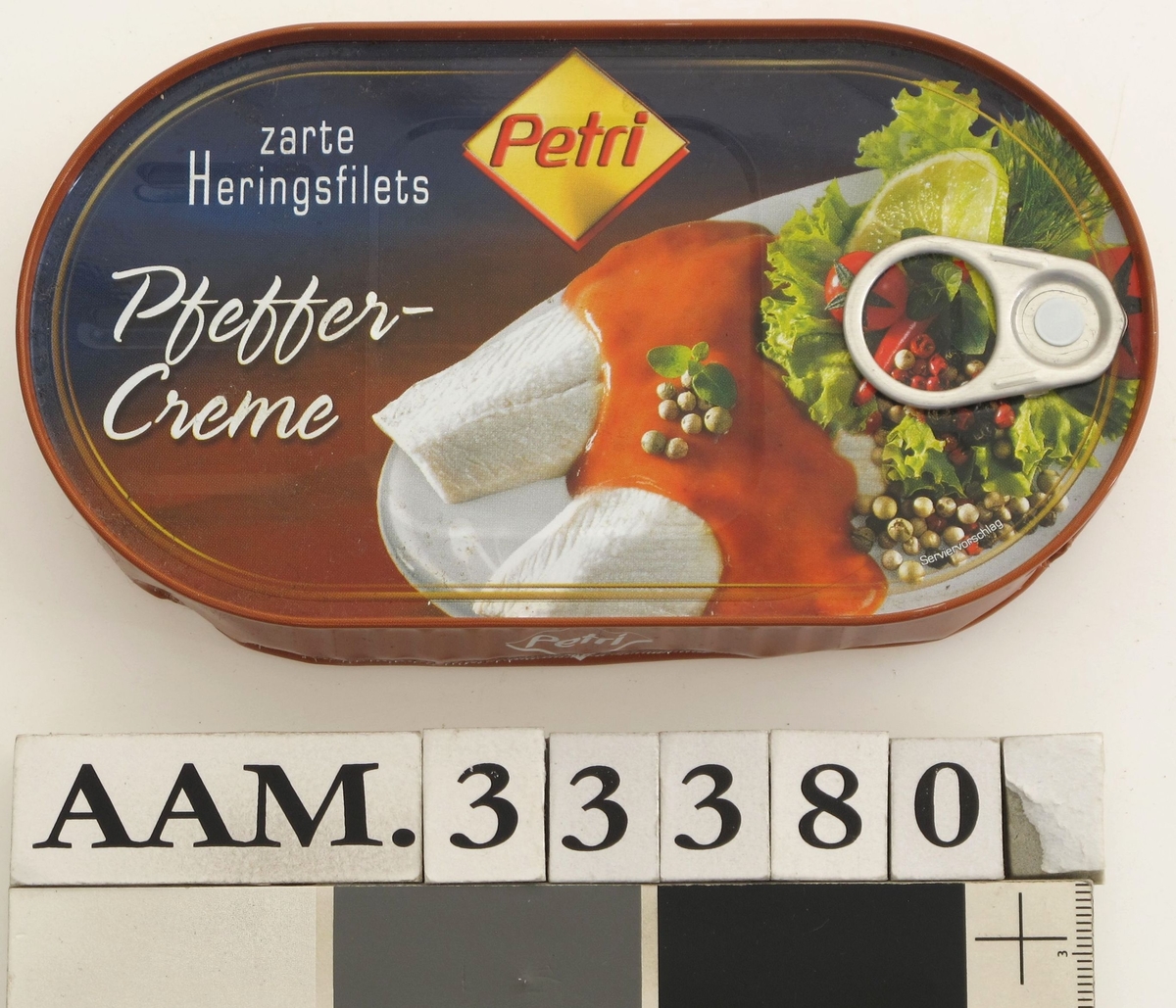 Sildefileer med rød saus og salat.