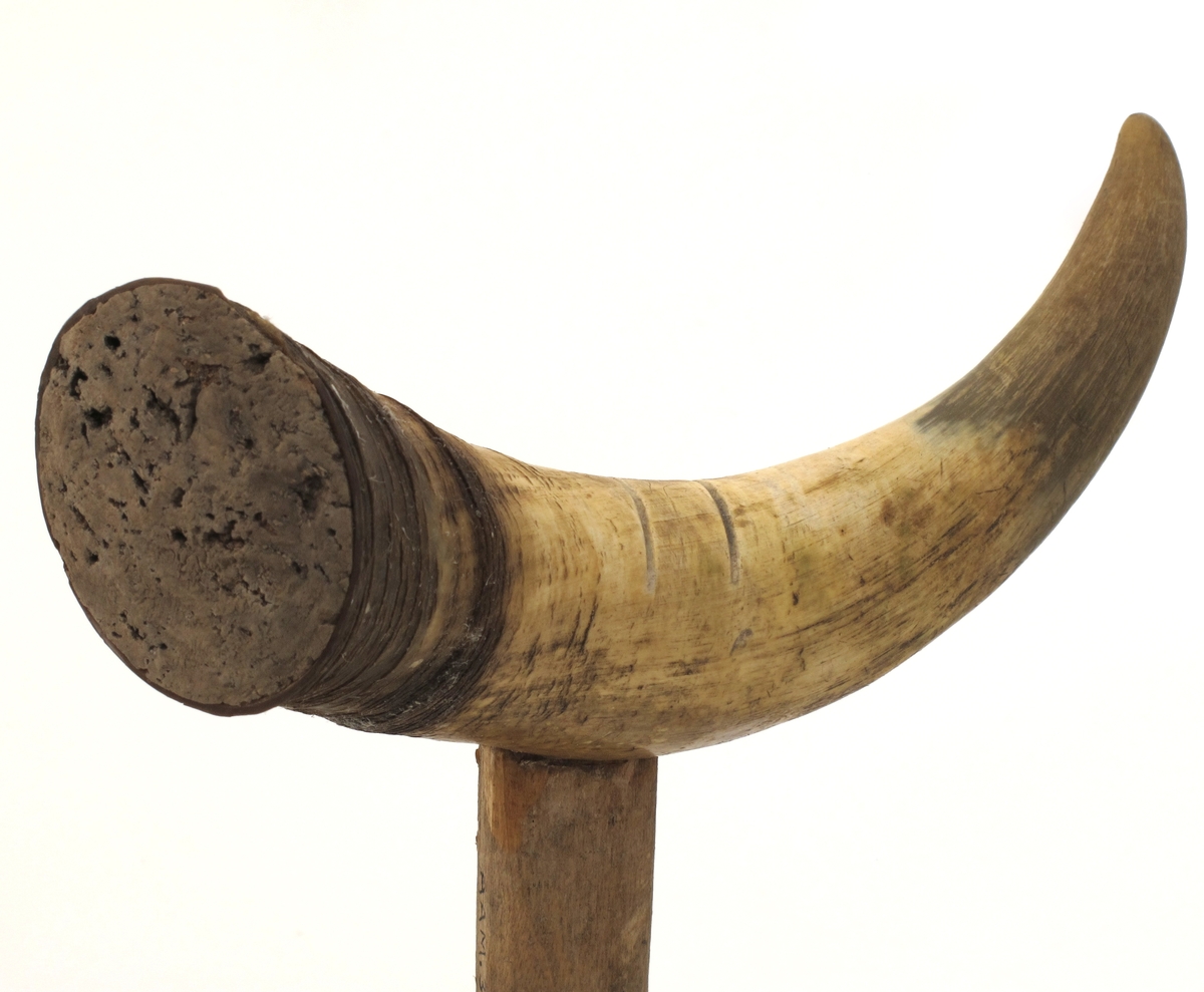 Horn tettet med kork i åpen ende, innfelt pinne for feste i båtripa.