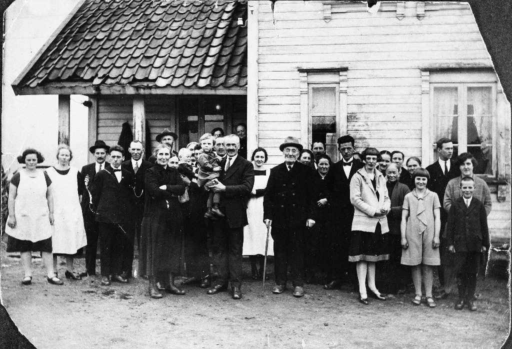Frå sølvbryllupet til Kristina f. Njå 1883 - 1985) og Carles Søyland (1879 - 1949). Sølvbrudeparet står til venstre, Carles med yngste barnet, Liv Søyland (1924 - 1992) på armen. Heile familien reiste i september 1927 til Canada.