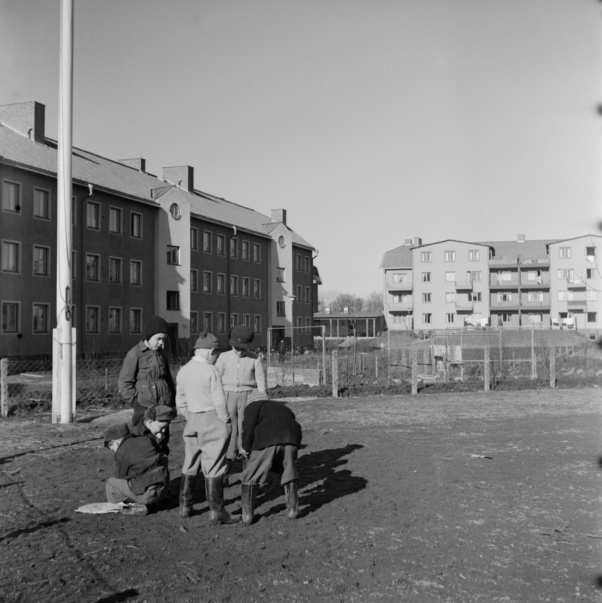 Barn leker på gården, kvarteret Torbjörn, Tuna backar, Uppsala