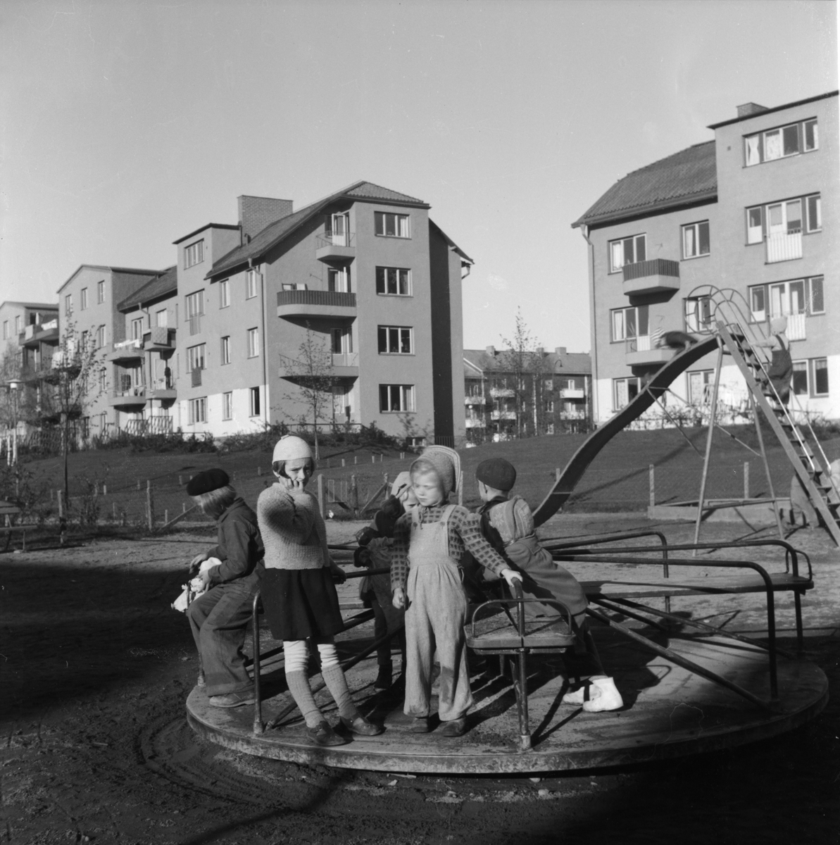 Barn leker på gården, kvarteret Torbjörn, Tuna backar, Uppsala