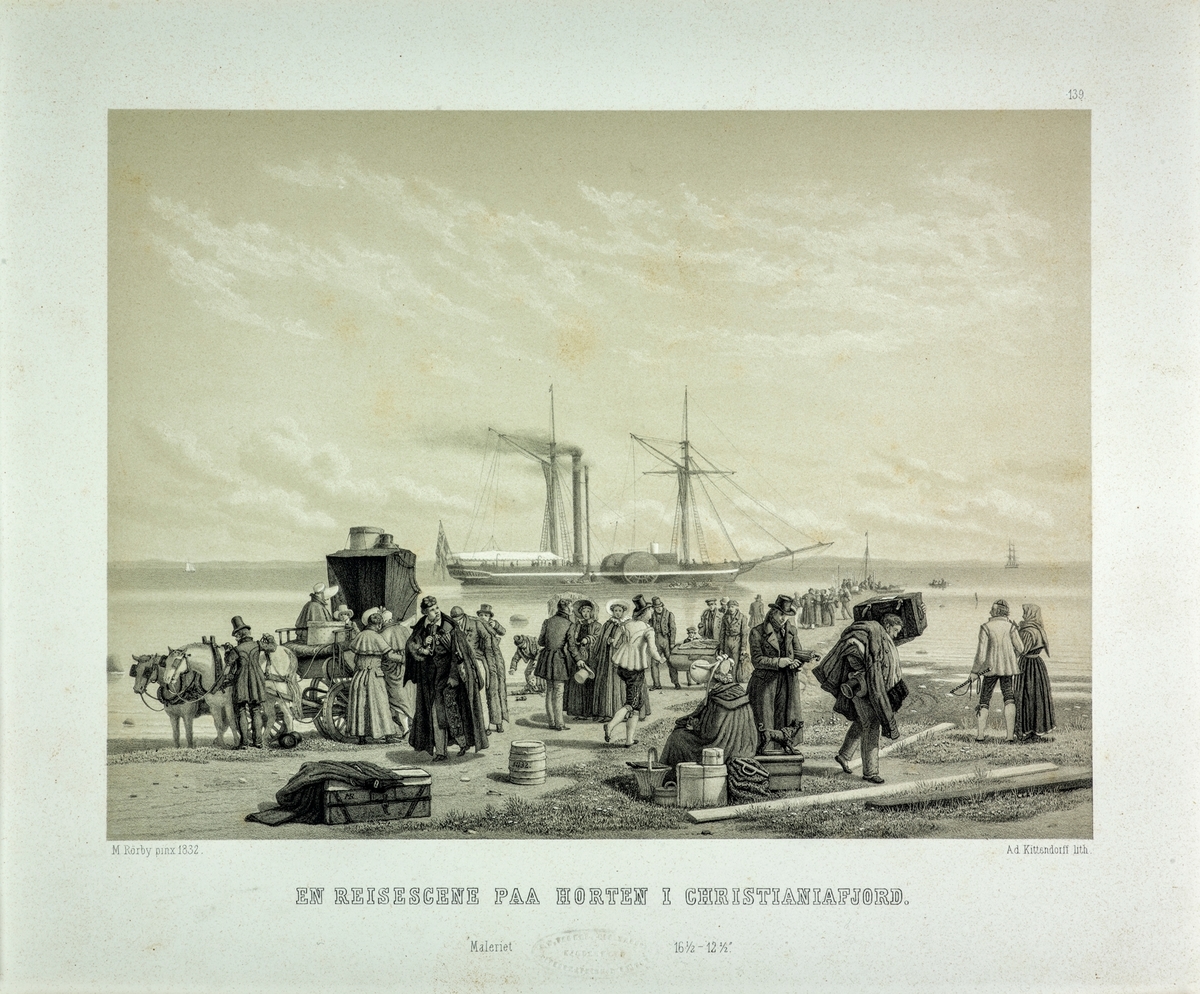 En Reisescene på Horten i Christianiafjord. På stranden I forgrunnen reisende med bagasje, turister, bonder og skyssfolk og bærerer. Lang brygge full av folk ut fra stranden, hjuldamper ute på reden.