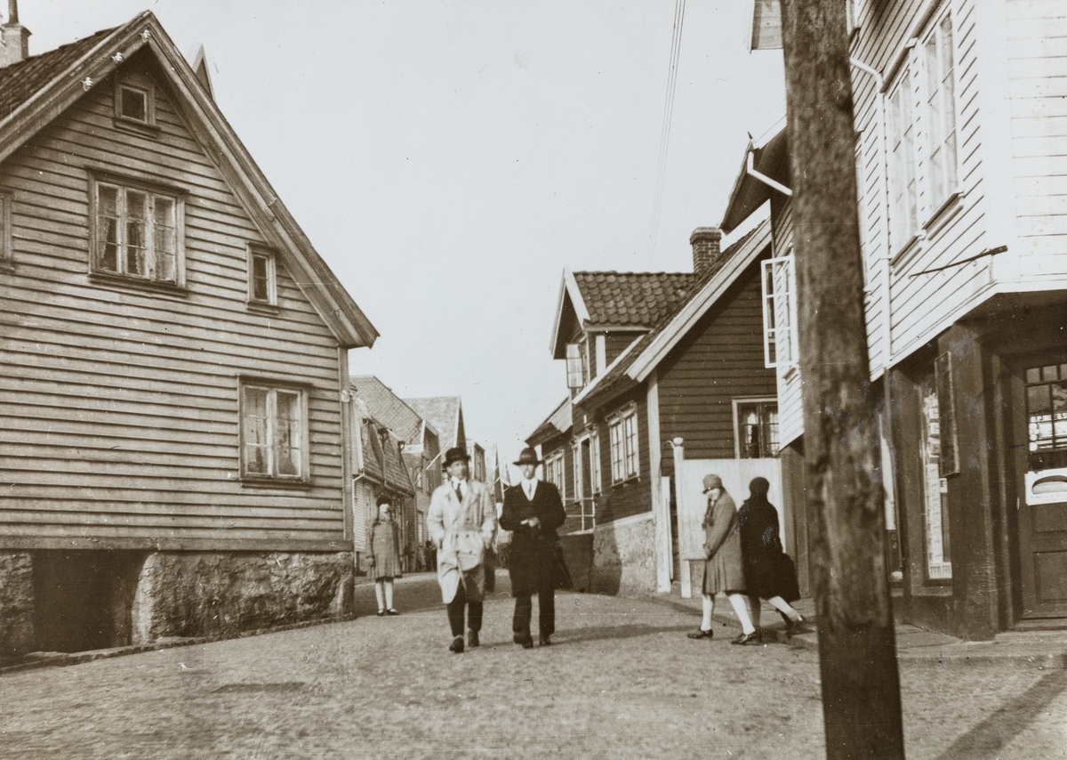 Losgaten sett not nord, ca. 1905.