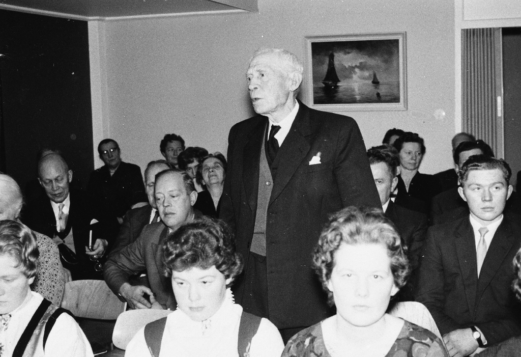 Nils M. Kverneland talar ved ei vitnemålutdeling ved Jæren Meieri skule i 1961. Han var sensor ved skulen i husdyrfag.