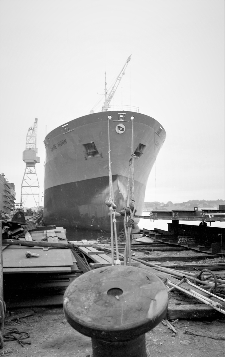 Portrett. M/S Cape Horn ved kai på H.M.V. En folkemenge samlet for å se på skipsdåpen. Taler og overrekkelse av blomster etc. Musikk-korps til stede. Foto fra feiringen på kvelden i etterkant av dåpen. Foto fra Haraldshallen der folk bader. Bestilt av H.M.V.
