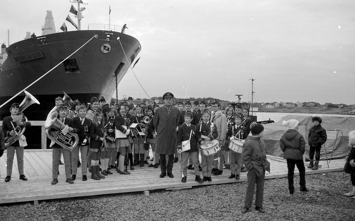 Portrett. M/S Cape Horn ved kai på H.M.V. En folkemenge samlet for å se på skipsdåpen. Taler og overrekkelse av blomster etc. Musikk-korps til stede. Foto fra feiringen på kvelden i etterkant av dåpen. Foto fra Haraldshallen der folk bader. Bestilt av H.M.V.