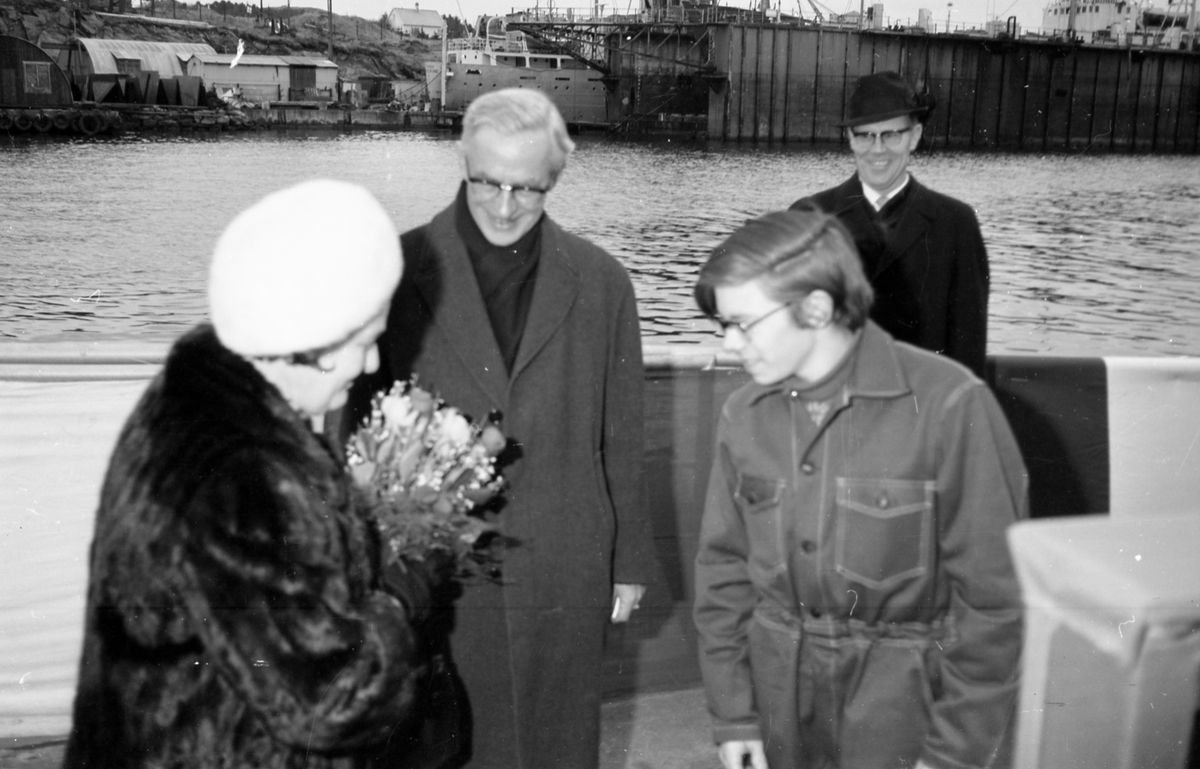 Portrett. M/S Cape Horn ved kai på H.M.V. En folkemenge samlet for å se på skipsdåpen. Taler og overrekkelse av blomster etc. Musikk-korps til stede. Foto fra feiringen på kvelden i etterkant av dåpen. Foto fra Haraldshallen der folk bader. Bestilt av H.M.V.