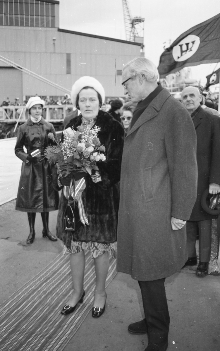 Portrett. M/S Cape Horn ved kai på H.M.V. En folkemenge samlet for å se på skipsdåpen. Taler og overrekkelse av blomster etc. Musikk-korps til stede. Foto fra feiringen på kvelden i etterkant av dåpen. Foto fra Haraldshallen der folk bader. Bestilt av H.M.V.