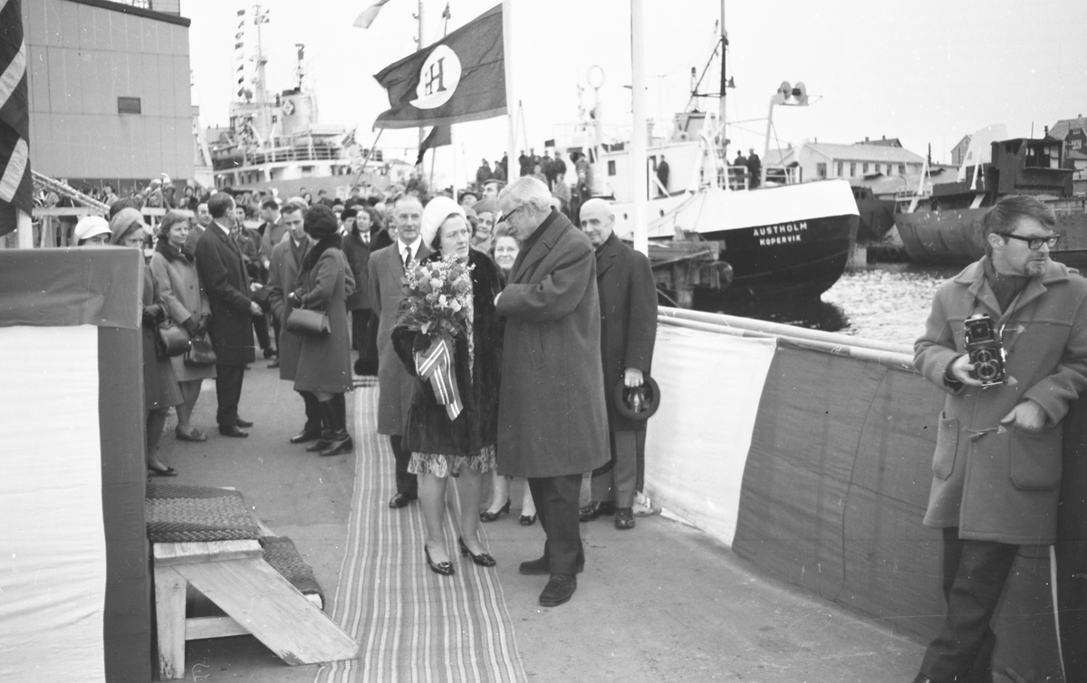 Portrett. M/S Cape Horn ved kai på H.M.V. En folkemenge samlet for å se på skipsdåpen. Taler og overrekkelse av blomster etc. Musikk-korps til stede. Foto fra feiringen på kvelden i etterkant av dåpen. Foto fra Haraldshallen der folk bader. Bestilt av H.M.V.