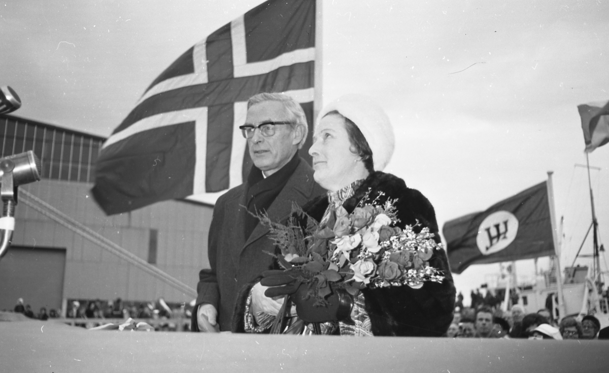 Portrett. M/S Cape Horn ved kai på H.M.V. En folkemenge samlet for å se på skipsdåpen. Taler og overrekkelse av blomster etc. Musikk-korps til stede. Foto fra feiringen på kvelden i etterkant av dåpen. Foto fra Haraldshallen der folk bader. Bestilt av H.M.V.