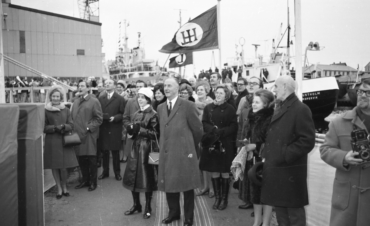 Portrett. M/S Cape Horn ved kai på H.M.V. En folkemenge samlet for å se på skipsdåpen. Taler og overrekkelse av blomster etc. Musikk-korps til stede. Foto fra feiringen på kvelden i etterkant av dåpen. Foto fra Haraldshallen der folk bader. Bestilt av H.M.V.
