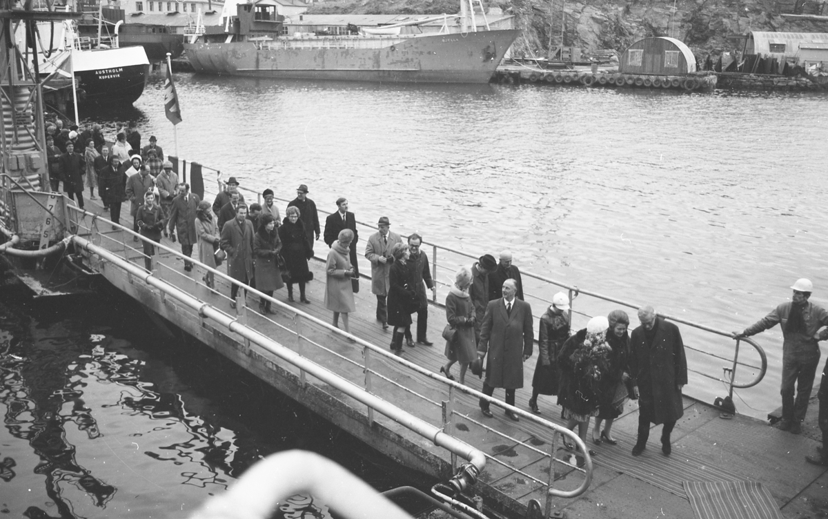 Portrett. M/S Cape Horn ved kai på H.M.V. En folkemenge samlet for å se på skipsdåpen. Taler og overrekkelse av blomster etc. Musikk-korps til stede. Foto fra feiringen på kvelden i etterkant av dåpen. Foto fra Haraldshallen der folk bader. Bestilt av H.M.V.