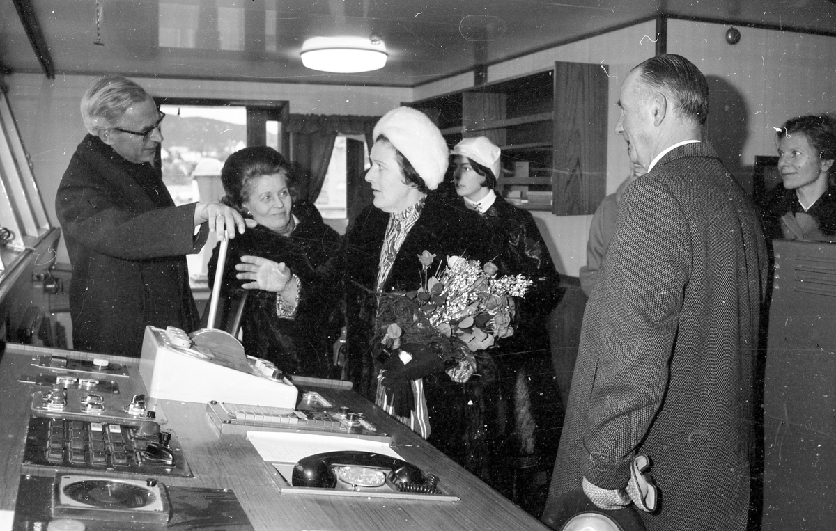 Portrett. M/S Cape Horn ved kai på H.M.V. En folkemenge samlet for å se på skipsdåpen. Taler og overrekkelse av blomster etc. Musikk-korps til stede. Foto fra feiringen på kvelden i etterkant av dåpen. Foto fra Haraldshallen der folk bader. Bestilt av H.M.V.