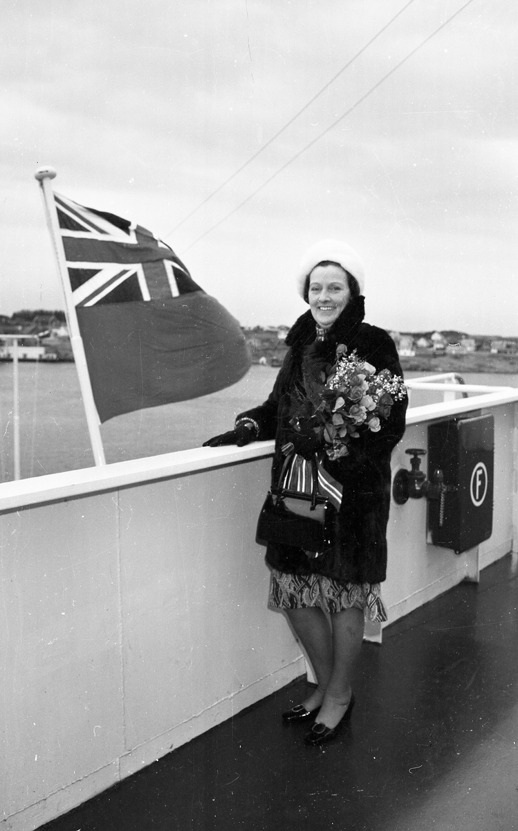 Portrett. M/S Cape Horn ved kai på H.M.V. En folkemenge samlet for å se på skipsdåpen. Taler og overrekkelse av blomster etc. Musikk-korps til stede. Foto fra feiringen på kvelden i etterkant av dåpen. Foto fra Haraldshallen der folk bader. Bestilt av H.M.V.