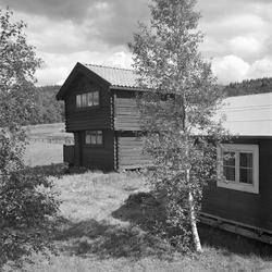 Motiv: Rättvik ;
Exteriör av hus, interiör med utsikt genom 