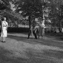 Motiv: (ingen anteckning) ;
En kvinna och två män spelar boc