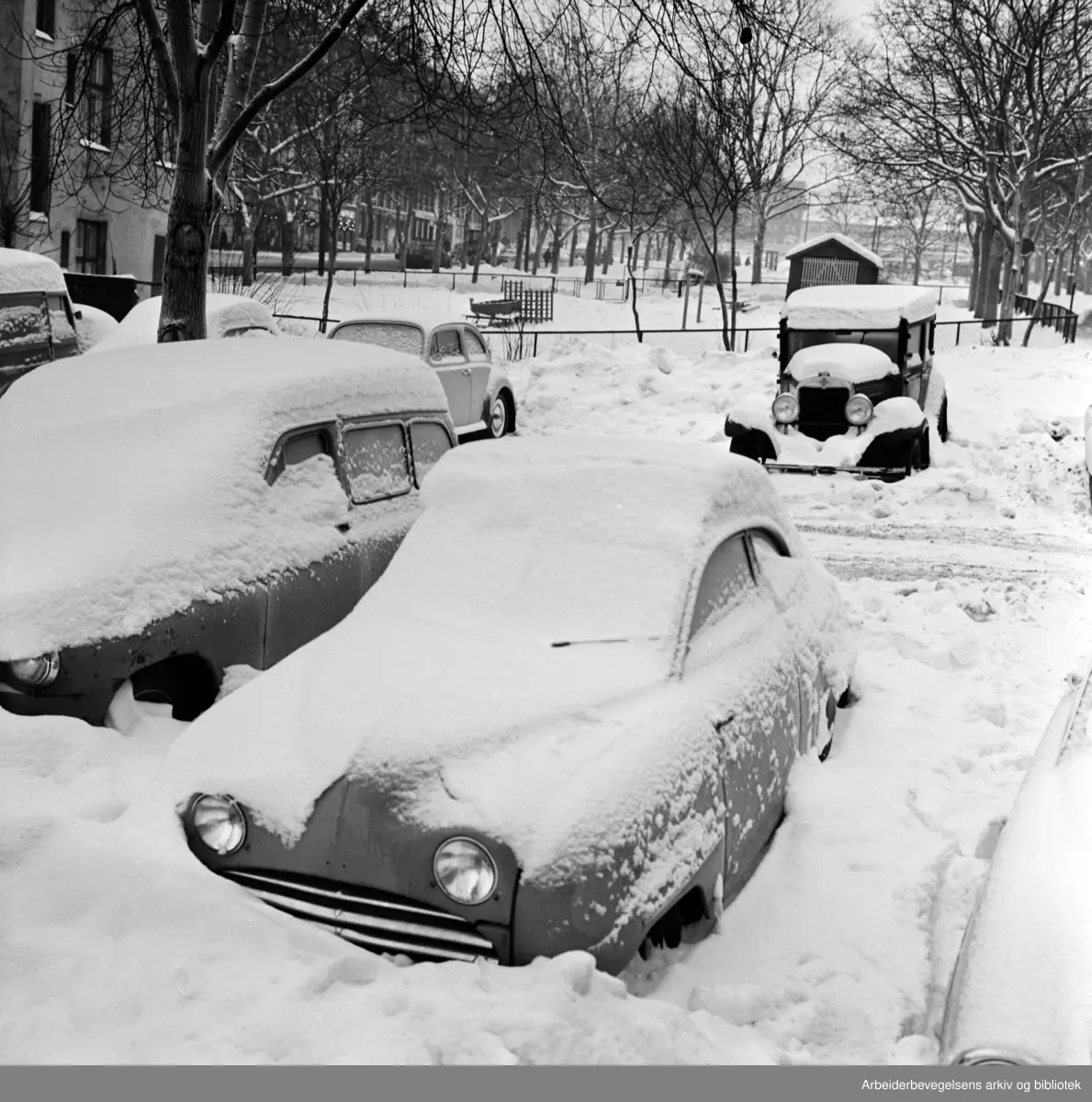 Offentlig parkeringsplass mellom Uelandsgate og Maridalsveien brukt som parkeringsplass for avskiltede og ødelagte biler. Januar 1966.