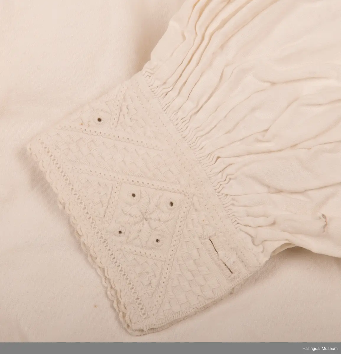 8-bladroser i broderiet