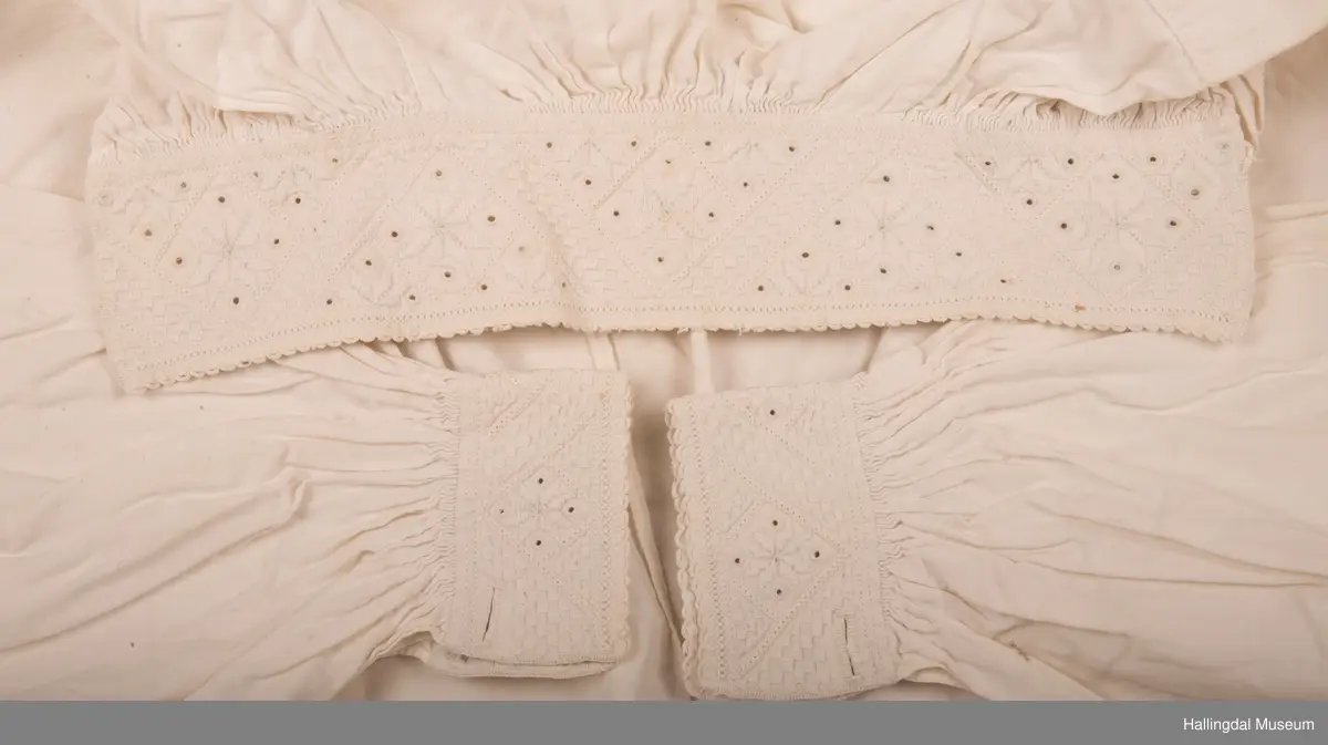 8-bladroser i broderiet