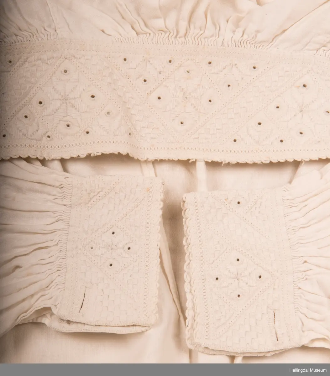 8-bladroser i broderiet