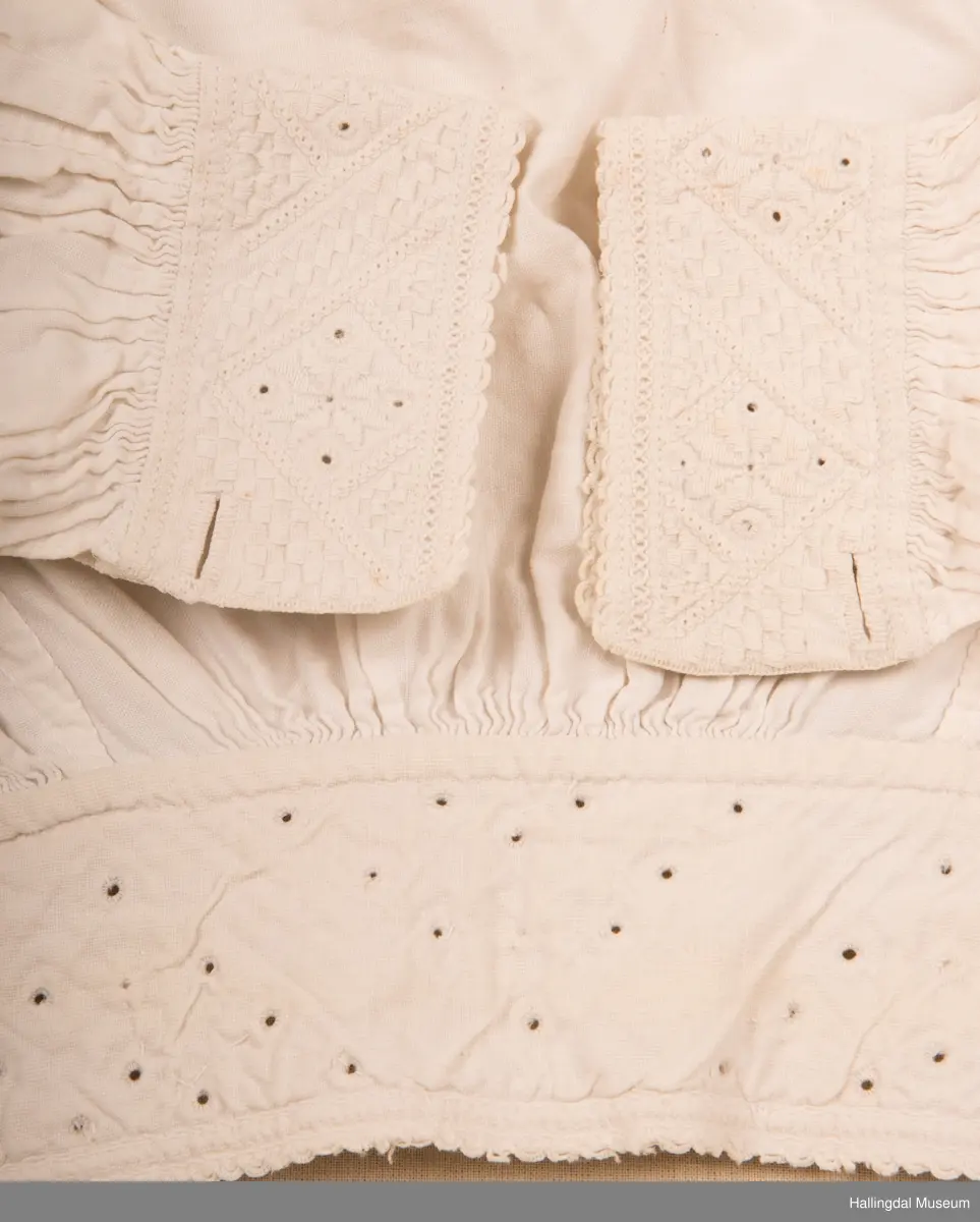 8-bladroser i broderiet