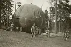 Elever från Krigsskolan Karlberg under luftballongövning.