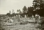 Elever från Krigsskolan Karlberg förbereder brobygge över vattendrag.