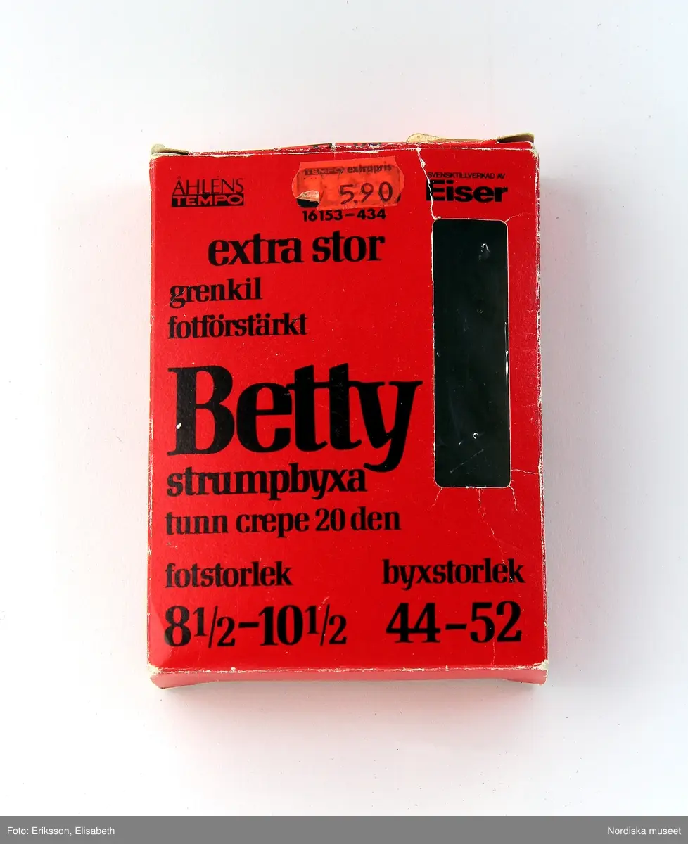 Vinröda strumpbyxor av märket Betty från Eiser i originalkartong.

A. Strumbyxor av vinröd crepenylon med 1,7 cm bred resår i midjan, söm och kil i grenen samt förstärkt tå. Förefaller oanvända.

B. Kartong av röd papp med fönster av plastfolie och svart text. På fram- och baksida: "ÅHLÉNS/TEMPO, SVENSKTILLVERKAD AV Eiser, extra stor, grenkil, fotförstärkt, Betty strumpbyxa, tunn crepe 20 den, fotstorlek 8 1/2-10 1/2, byxstorlek 44-52". På kortsidor bland annat tvättinstruktion: 40 grader. På ovansidan vit etikett med texten "VINRÖD" samt en vit prislapp med text dold av orange prislapp: "ÅHLÉNS/TEMPO extrapris Kr 5.90." På framsidan samma extraprislapp utan texten: "ÅHLÉNS".
/Marianne Larsson 2019-03-26