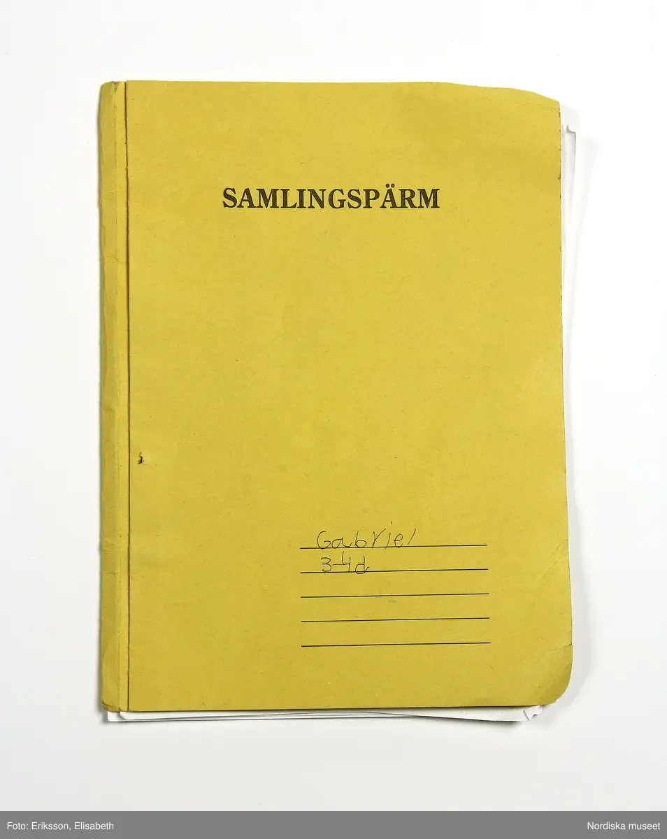 Gul pärm för samlande av lösblad. De 6 bladen i pärmen är olika varianter på snitslade banor för träning som använts för träning i att sy på maskin. Även ett ark med logotypen för Toronto Maple Leafs och ett ark med "lathund för symaskin". 
/Fiffi Myrström, 2014-01-17.