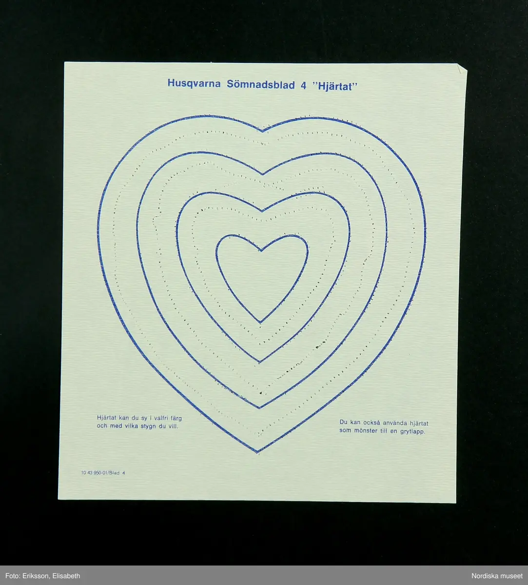 Gul pärm för samlande av lösblad. De 6 bladen i pärmen är olika varianter på snitslade banor för träning som använts för träning i att sy på maskin. Även ett ark med logotypen för Toronto Maple Leafs och ett ark med "lathund för symaskin". 
/Fiffi Myrström, 2014-01-17.