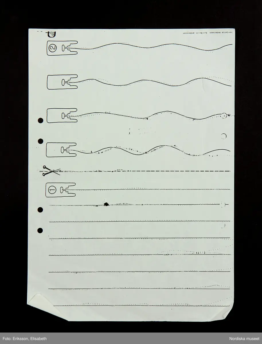 Gul pärm för samlande av lösblad. De 6 bladen i pärmen är olika varianter på snitslade banor för träning som använts för träning i att sy på maskin. Även ett ark med logotypen för Toronto Maple Leafs och ett ark med "lathund för symaskin". 
/Fiffi Myrström, 2014-01-17.