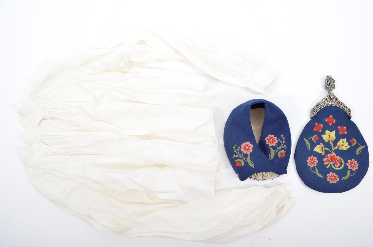 Grafferbunad med raudt damaskvove ulltøy i livet, og blått toskaftvove ulltøy i stakken. A. Livet har opning framme festa saman med tre hekter og krokar. Saum midt bak, og med to svinga ryggsaumar. Fóra med ubleikt halvlin.
Stakk i toskaft-vove ulltøy, brodert med ullgarn i forskjellige fargar. Rosemotiv. Den er foldelagt. Brei skonnering av svart bomulltøy i  nedrekanten.
B. Jakke i blått toskaftvove ulltøy. Opning midt framme med tre hekter og krokar til lukking. Eit snitt på kvar side. Erme er foldelagt oppå skuldera og nede ved ermekragen. 
C. Lue, pullue, i same tøy og broderi som stakken. Fóra med ubleikt halvlin. I nedrekant av pullen løpegang med rynka strikk. 
D. Lomme i same tøy og broderi som stakken. Sølvforgylt lommelås.