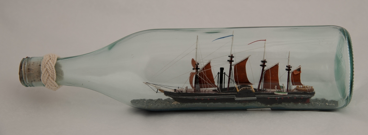 Flaskeskute: Hjuldamperen "Great Western".  Glass , klart , svakt grønnlig.  Knop rund munnningen , med rød lakk.  Sortmalt skrog, rødbrunt dekk og rødbrune seil , firemastet.  "Great Western"" var nr. 2 i den transatlantiske fart , Sirius var den første i 1838. "Great Western ," var konstruert av Isambard Kingdom Brunel , fikk 46 overfarter.