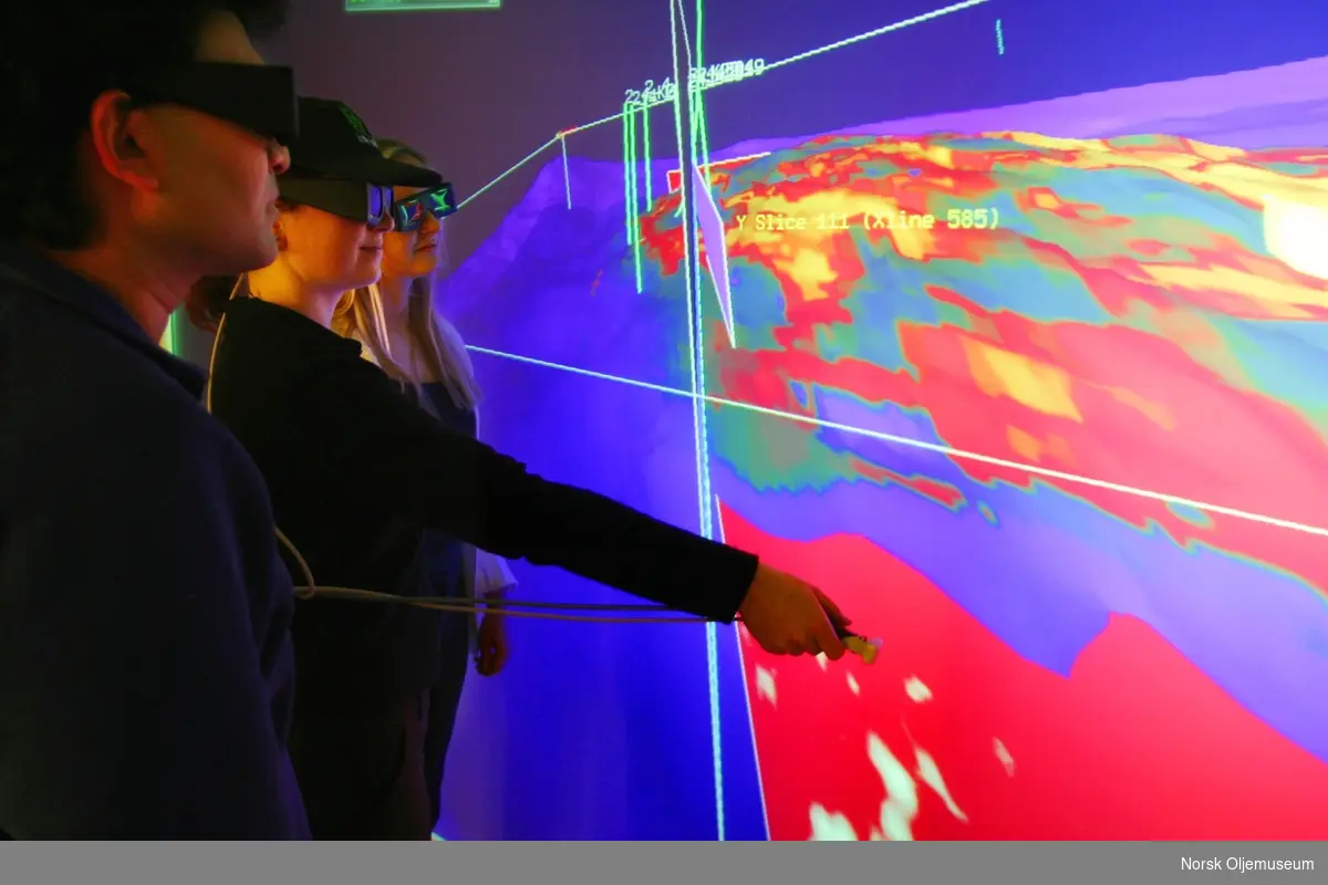 3 personer med VR-briller studerer geologiske formasjoner i ODC - visualiseringsrommet for Onshore Drilling Center hos ConocoPhillips i Tananger.