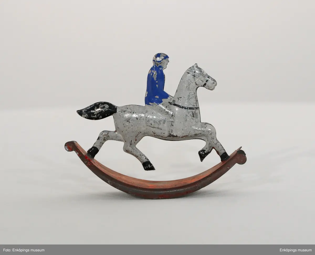 En gunghäst med ryttare.