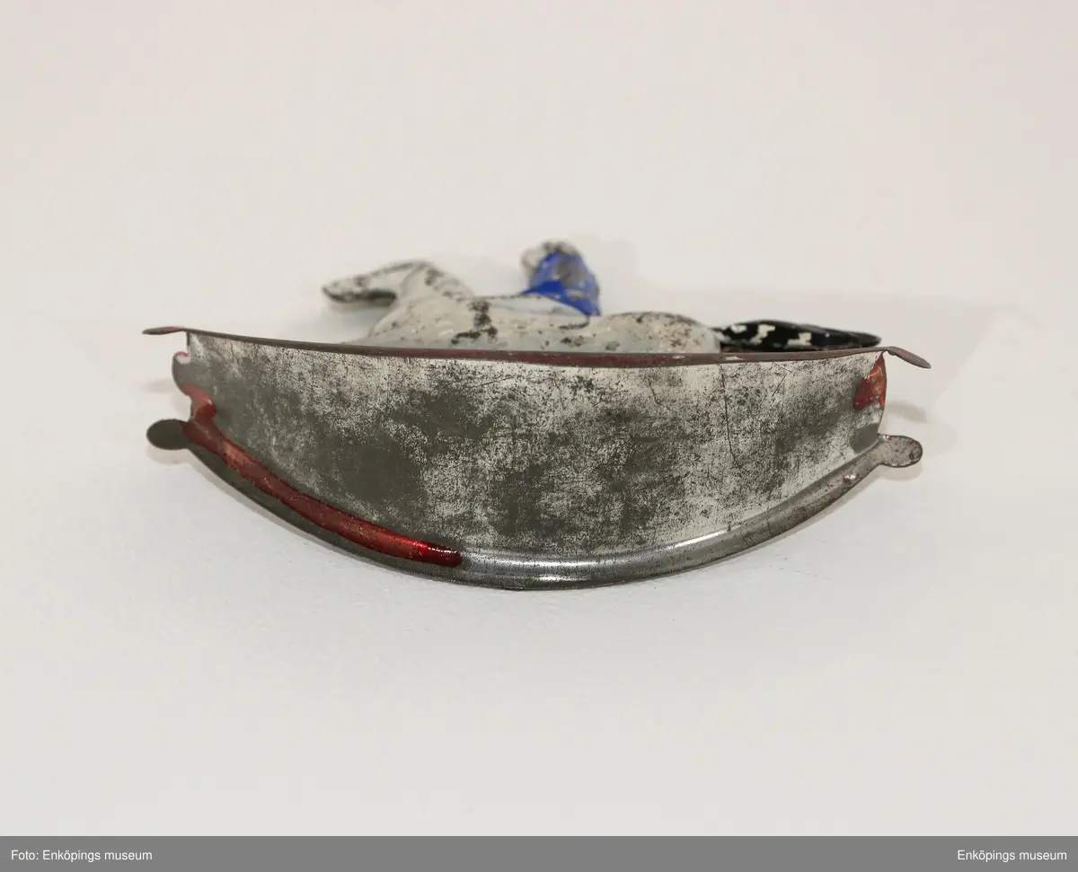 En gunghäst med ryttare.