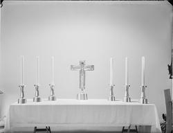 Altarljusstakar och krucifix, Sunne kyrka.