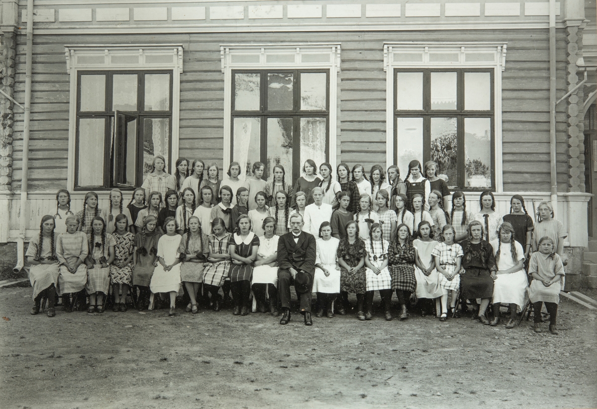 Gruppe konfirmanter. De kvinnelige konfirmantene utenfor Gamle Tingberg i 1925.
I midten i første rekke sitter Sogneprest Paul Bernhard Paulsen.