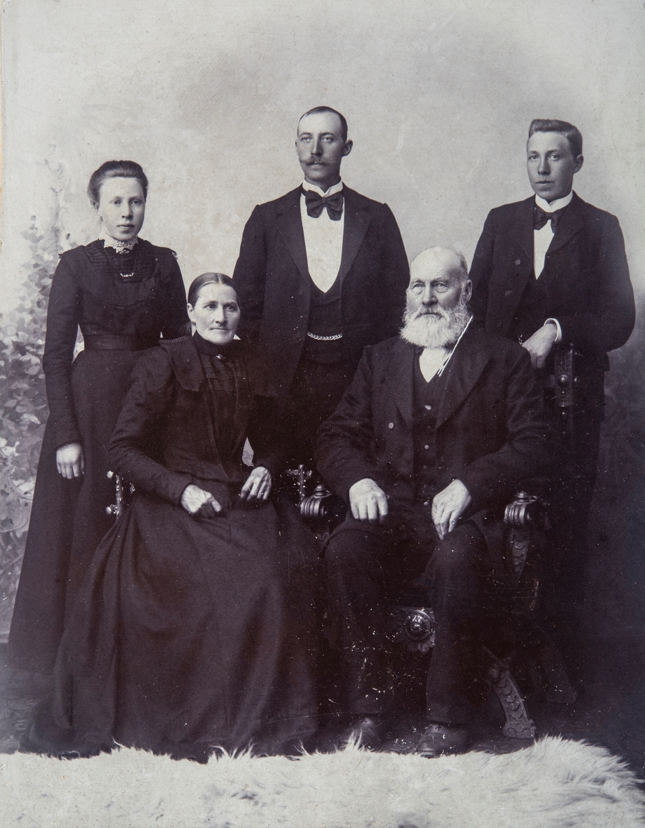 Familiegruppe  5 personer. Familien Stensby. Foran: Anne og Jørgen. Bak fra venstre. Dorthea, Kristoffer og Karinus Jørgen. Løten.