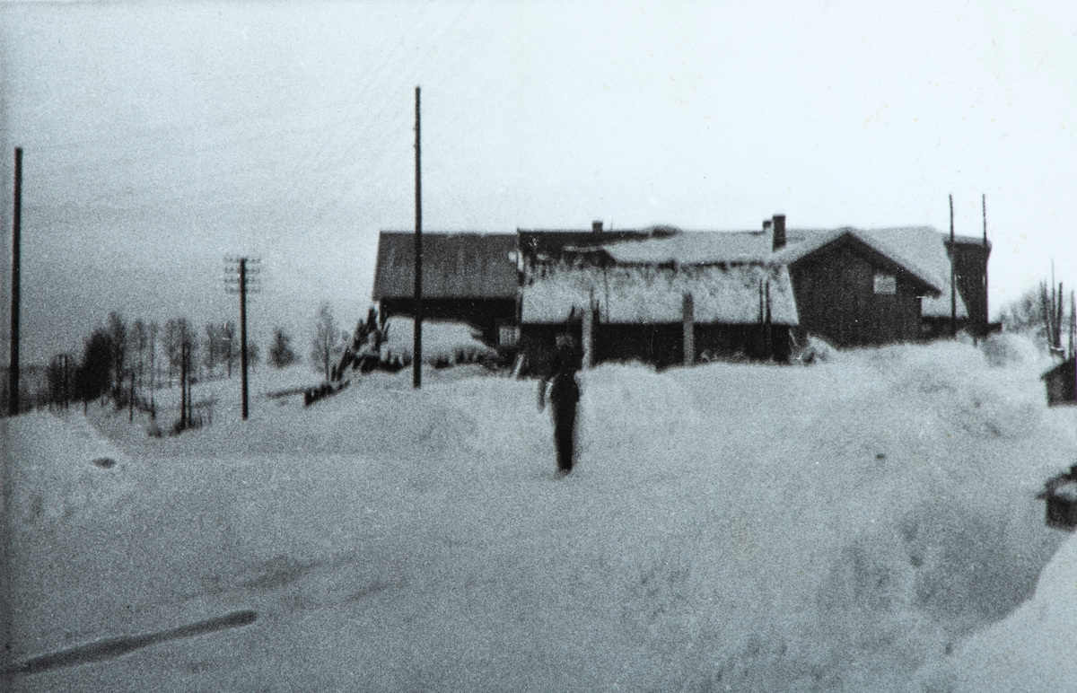 Enger Trevare, den gamle fabrikken før brannen i 1950. Vinter og snø. Smia til Kristian Sveen i forgrunnen. Kristian Sveen hadde sitt virke som hovslager her på 1950-tallet.