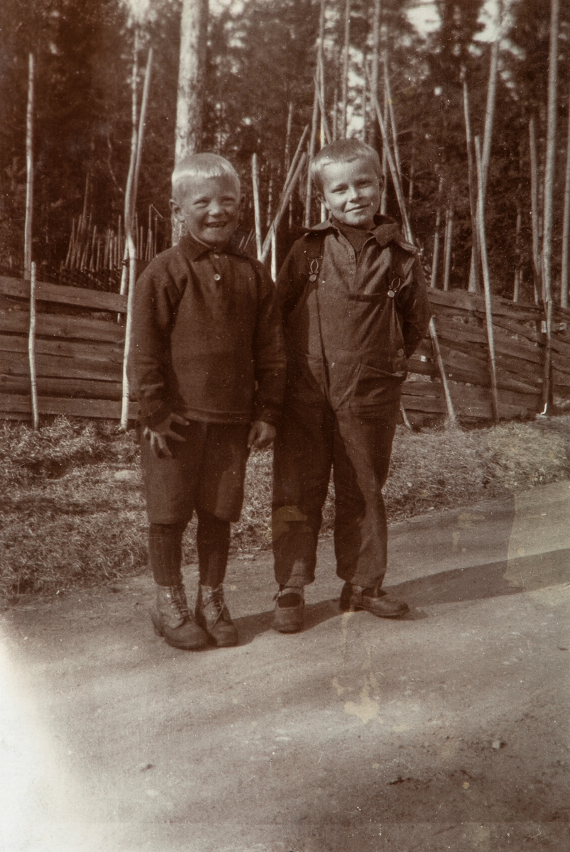 2 blide gutter i Brenneriroa, Johan Tønsetengen og Jarle Hansen (f: 1916)